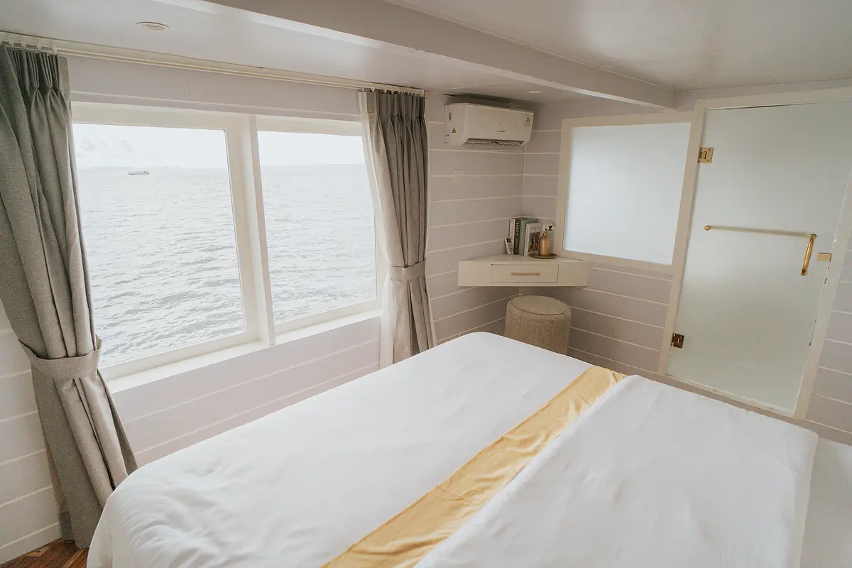 Suite Bedroom with Ocean View Bathtub - Image 1